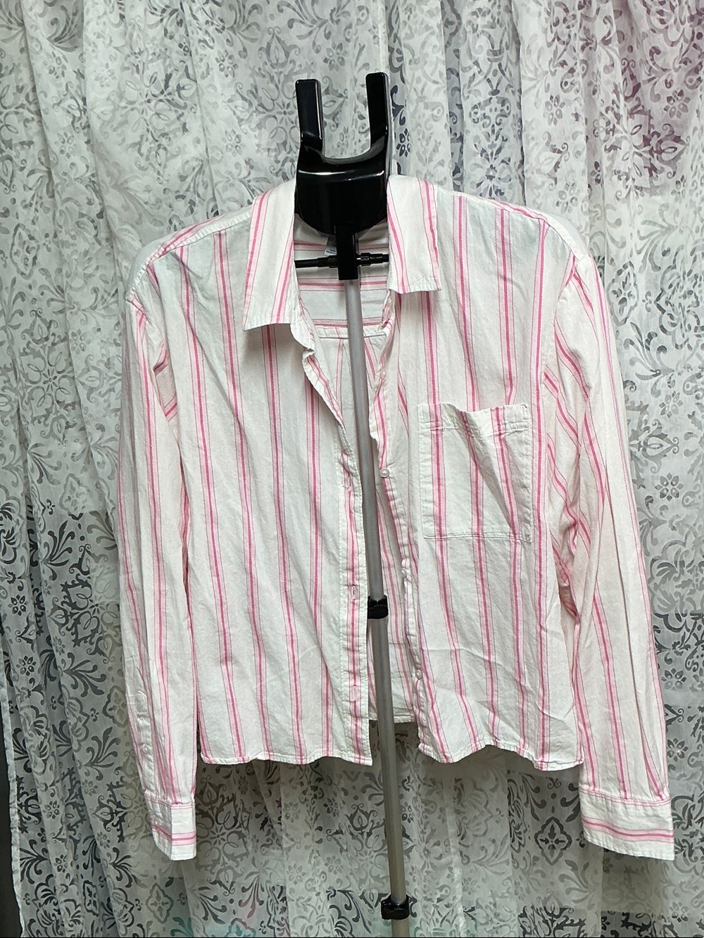 🟤 XL Tall Old Navy Cropped White Button-Down Shirt with Pink Stripes
